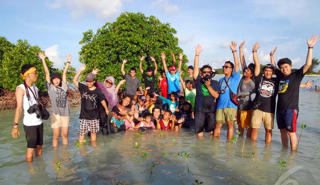 Para aktivis peduli lingkungan menanam mangrove penuh dengan keceriaan, Kepulauan Seribu, Jakarta Utara, Sabtu (3/5/2014) (Liputan6.com/Miftahul Hayat).