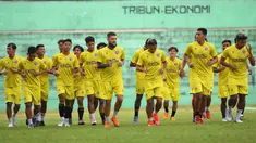 Rekrutan baru Arema FC, Diego Michiels, sudah bergabung untuk mengikuti sesi latihan pada Senin (14/6/2021) di Stadion Gajay(ana, Kabupaten Malang. (Bola.com/Iwan Setiawan)