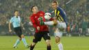 Kapten Manchester United, Wayne Rooney, berebut bola dengan bek Fenerbahce, Simon Kjaer, pada laga Liga Europa di Saracoglu Stadium, Turki, Kamis (3/11/2016). MU kalah 1-2 dari Fenerbahce. (Reuters/Andrew Boyers)