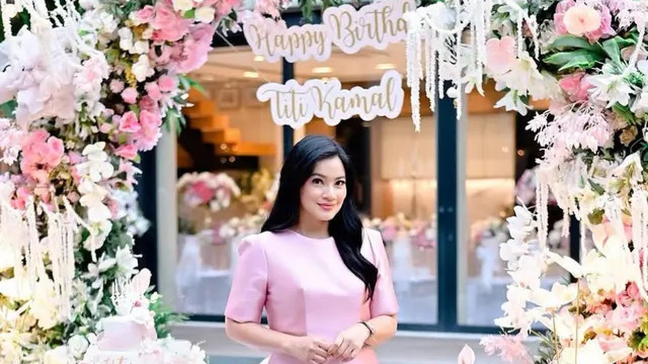 6 Potret Titi Kamal bak Barbie Awet Muda Dibalut Dress Pink saat Rayakan Pesta Ulang Tahun ke-43 di Rumahnya