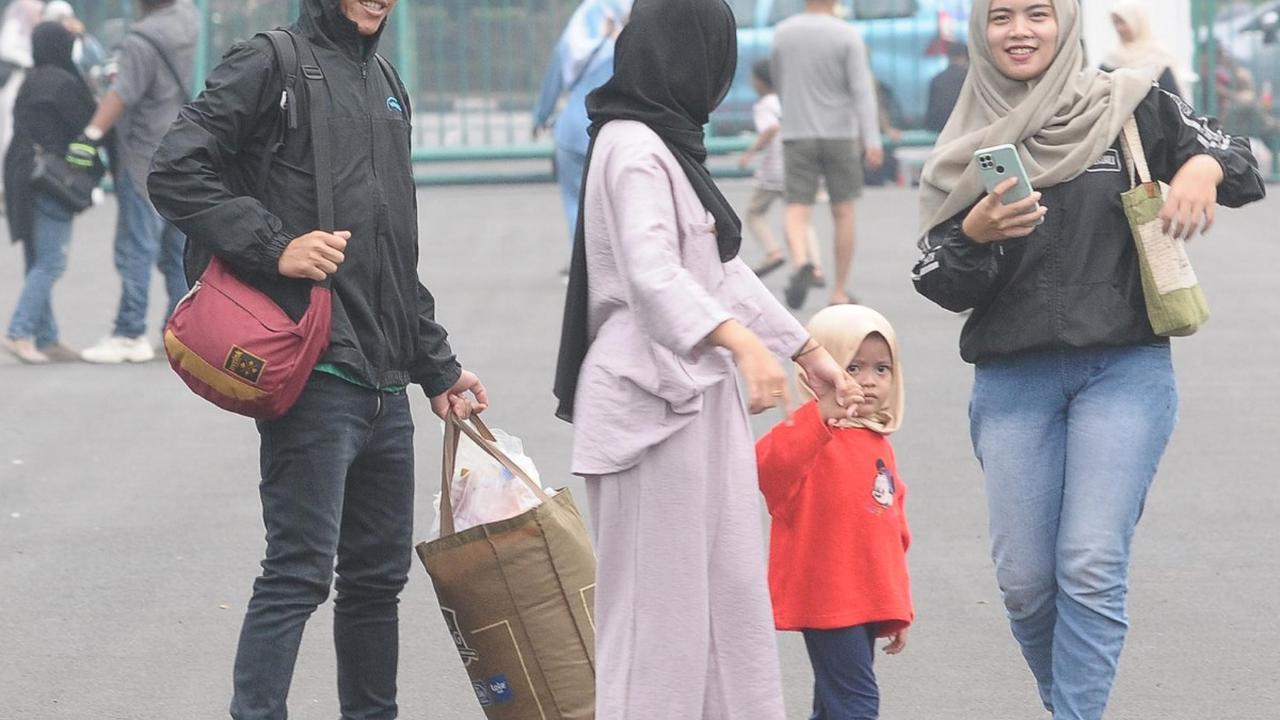 Wisatawan lokal memadati halaman Monas saat memanfaatkan hari libur Natal dan cuti bersama di Jakarta, Selasa (26/12/2023).<br>