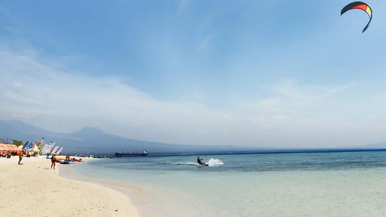 Ingin menyaksikan peselancar layang dan angin dunia? datang saja ke Pulau Tabuhan Banyuwangi, Jawa Timur. Ada International Kite and Wind Surfing Competition yang digelar 26-27 Agustus 2017.