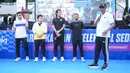 Menteri Hukum Supratman Andi Agtas saat berbicara langsung dengan para atlet yakni, Muhammad Rian Ardianto (paling kiiri), Apriyani Rahayu (kedua kiri), Hanif Sjahbandi (ketiga dari kiri) dan Suwardi (keempat dari kiri) dalam acara peringatan Hari Kekayaan Intelektual Sedunia 2026 yang berlangsung di Sarinah, Jakarta Pusat pada Minggu (26/4/2026). (Bola.com/Abdul Aziz)