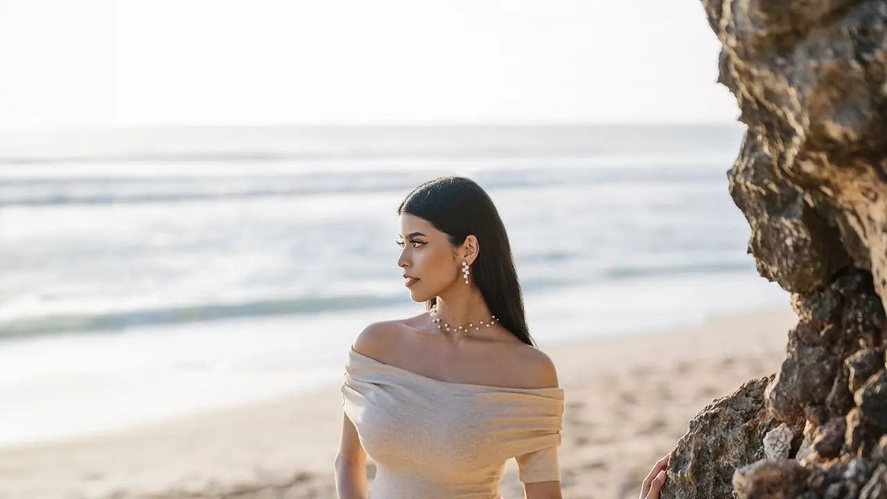 Kabarkan Kehamilan, TikToker Jharna Bhagwani Tampil Flawless dengan Gaya Keibuan di Maternity Shoot
