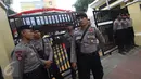 Petugas kepolisian berjaga di depan Kantor KPUD DKI Jakarta, Rabu (21/9). 364 personel gabungan dari Polda Metro dan Polres Jakpus disiagakan untuk mengamankan pendaftaran calon gubernur dan wakil gubernur Pilgub DKI 2017. (Liputan6.com/Immanuel Antonius)