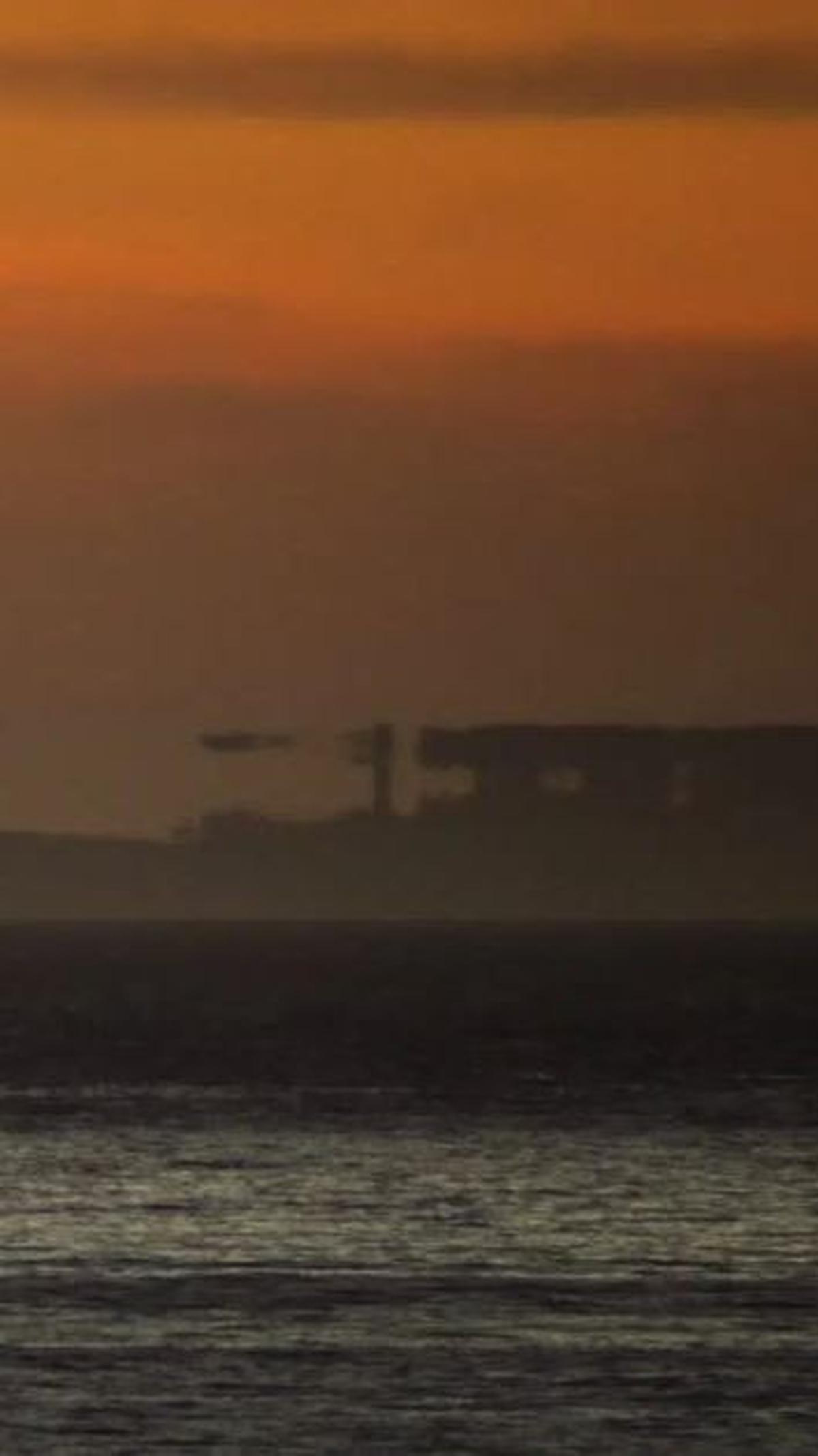 Sering kali, ilusi Fatamorgana menghasilkan gambar yang terbalik yang menampilkan penampakan aneh saat berada di laut.