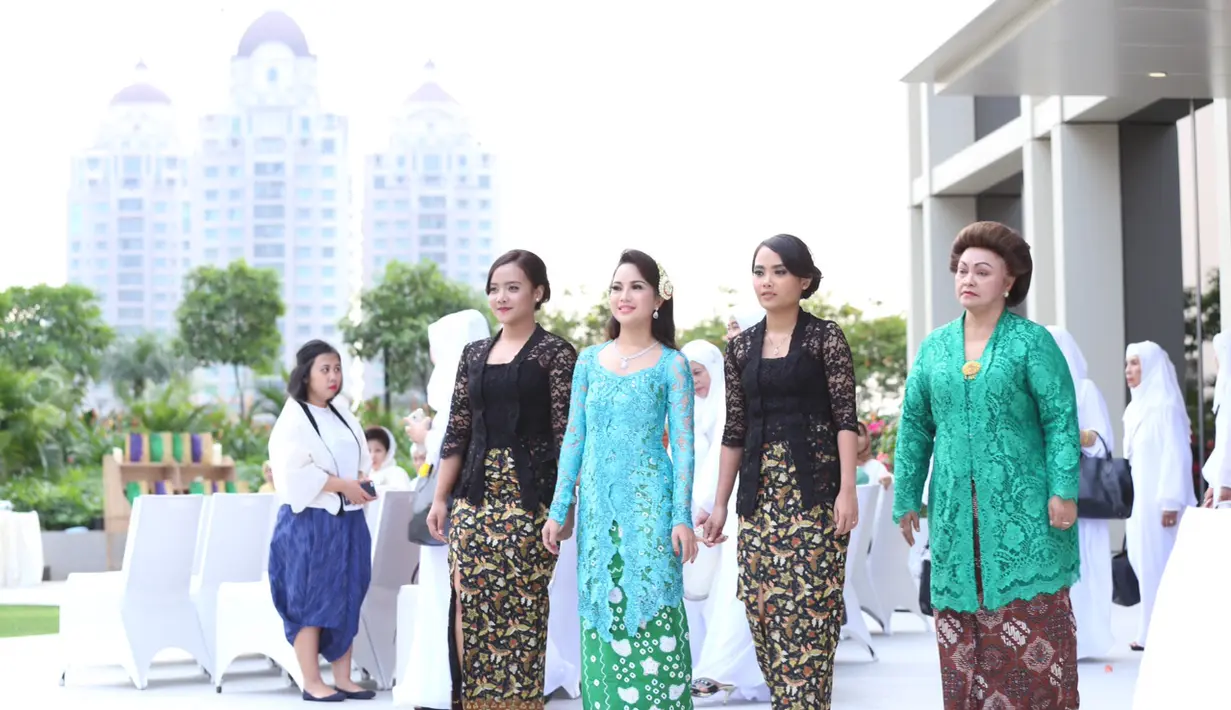 Chacha bersiap untuk prosesi selanjutnya yaitu prosesi siraman, Chacha bersiap menganti kostum bernuansa hijau toska yang ia gunakan. (Galih W. Satria/Bintang.com)