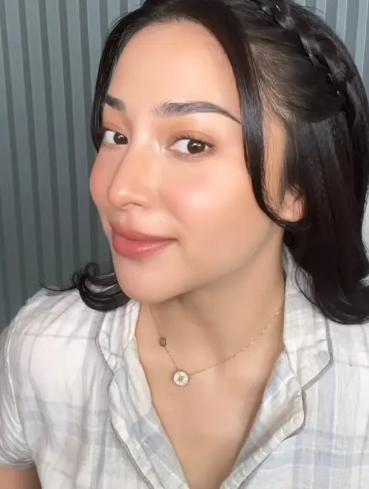Masih oleh MUA yang sama, kali ini Nikita Willy tampil dengan no makeup makeup look. Complexion dewy finish tampak diaplikasikan di wajahnya, sementara kontur wajah dibuat halus.  Untuk menambah rona kesegaran di wajah Nikita, sang MUA mengaplikasikan blush on dan lipstik nuansa nude peach yang lembut. [@danybarca22].