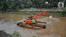 Pengerukan tersebut dilakukan untuk perawatan aliran kali dan mengantisipasi banjir disaat musim penghujan. (Liputan6.com/Angga Yuniar)
