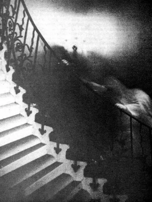 Rev Ralph Hardy  tertarik membuat foto tangga di ruang Queen House Museum Nasional di Greenwich, Inggris tahun 1966. Hasilnya, dalam foto itu ada sosok orang yang tubuhnya berkabut tengah menaiki tangga. (paranormal.about.com)
