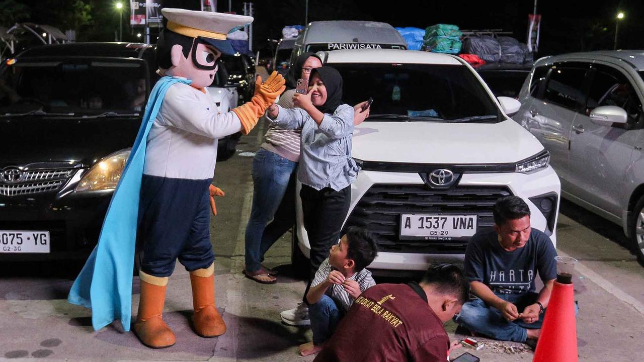 FOTO: Kapten Ferizy Hibur Pemudik di Pelabuhan Merak