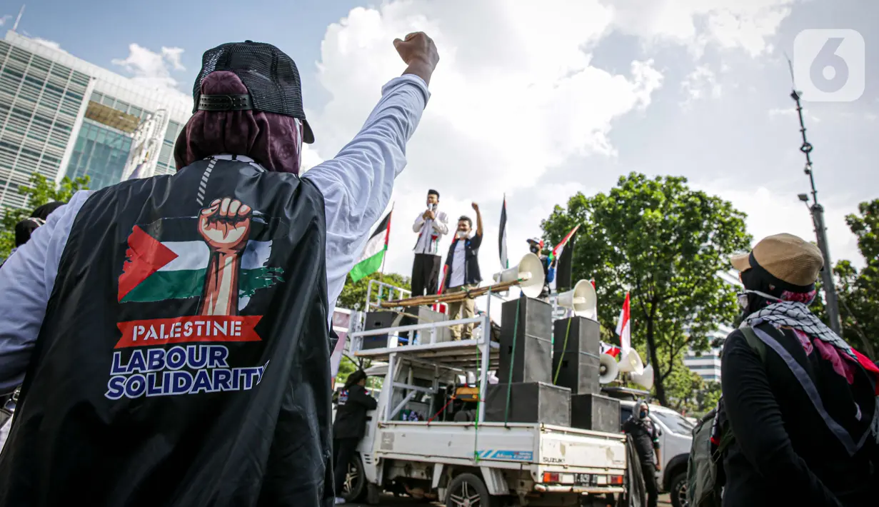 Massa Gerakan Pekerja Muslim Indonesia (GPMI) menyampaikan orasi saat aksi solidaritas untuk Palestina di kawasan Thamrin, Jakarta, Jumat (28/5/2021). Massa yang datang terlihat menggunakan atribut Palestina seperti bendera besar dan syal. (Liputan6.com/Faizal Fanani)