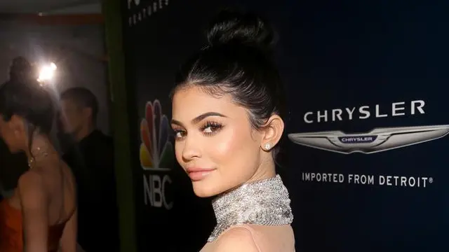 5 Gaya Fashion Nyeleneh ala Kylie Jenner, Berani Coba?