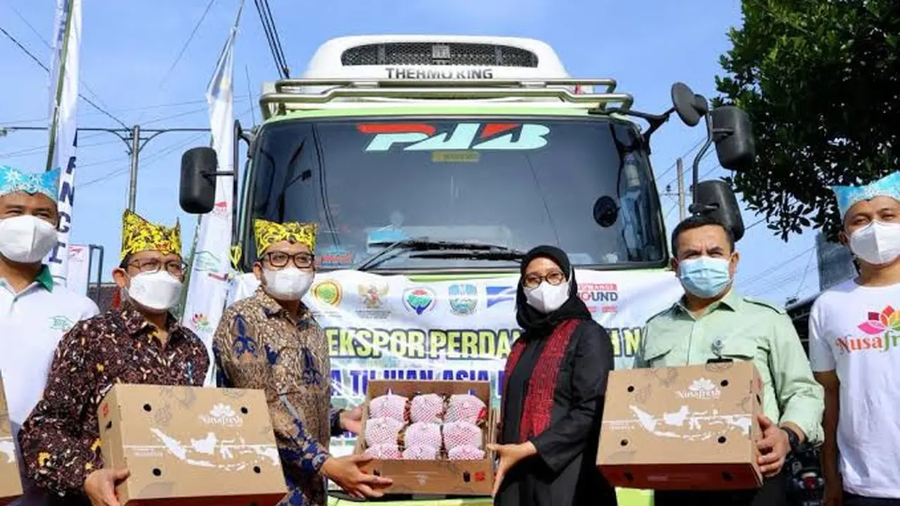 Bupati Banyuwangi Ipuk Fiestiandani melepas ekspor buah naga ke sejumlah negara. (Istimewa)