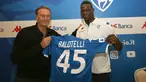 Penyerang Mario Balotelli foto bersama dengan presiden Brescia Massimo Cellino selama konferensi pers pengenalan dirinya di Brescia, Italia (19/8/2019). Balotelli dikontrak Brescia selama satu musim dengan perpanjangan kontrak otomatis bila klub bertahan di Serie A. (AP Photo/Filippo Venezia)