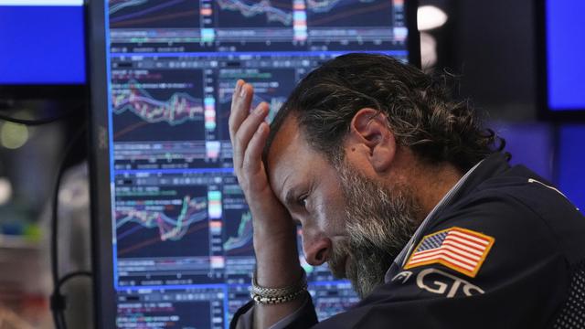 Ilustrasi seorang pedagang efek tengah bekerja di lantai Bursa Efek New York atau Wall Street, Selasa, 8 Juli 2025. (Foto: AP/Richard Drew)