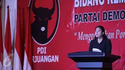 Menko PMK Puan Maharani memberikan paparan dalam Rakor Bidang Kemaritiman TIngkat Nasional PDIP di Jakarta, Minggu (24/4/2016). Rapat ini bertema menggerakkan poros maritim dunia untuk kesejahteraan rakyat. (Liputan6.com/Faizal Fanani)