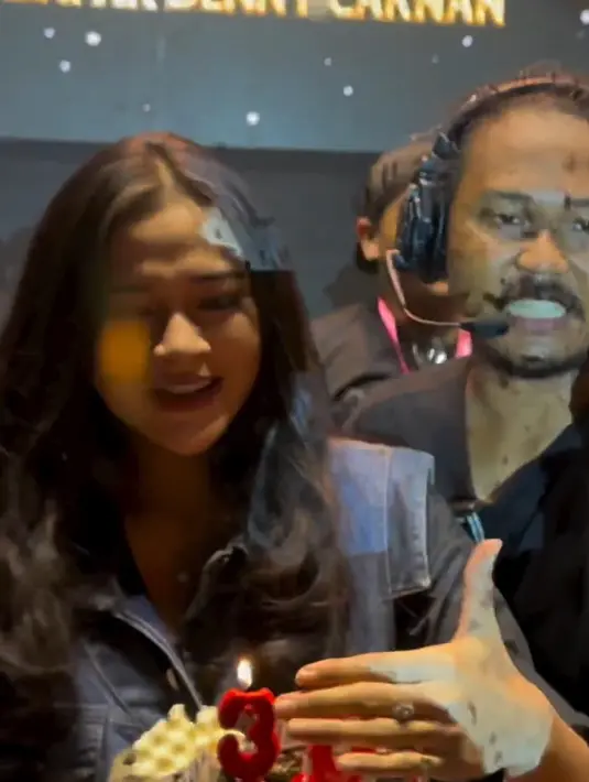 Saat sang suami di atas panggung menghibur ribuan penontonnya, sang istri membawa kue ultah mendekat sang suami. Lagu selamat ulang tahun pun dikumandangkan.  [Instagram/bellabonita_r.a]