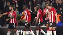 Pemain Southampton Romain Perraud (kanan) melakukan selebrasi usai mencetak gol ke gawang West Ham pada pertandingan sepak bola putaran kelima Piala FA di Stadion St Mary, Southampton, Inggris, 2 Maret 2022. Southampton menang 3-1. (Adam Davy/PA via AP)