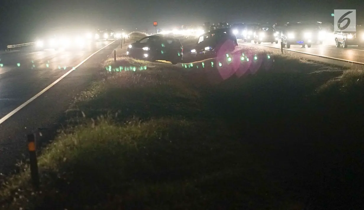 Sejumlah kendaraan yang didominasi pemudik menerobos parit pembatas untuk pindah jalur di Jalan Tol Cikopo - Palimanan KM 135, Jawa Barat, Sabtu (8/6/2019). Padatnya arus balik di ruas tol itu membuat sebagian pengemudi berpindah jalur untuk menghindari kemacetan. (Liputan6.com/Immanuel Antonius)