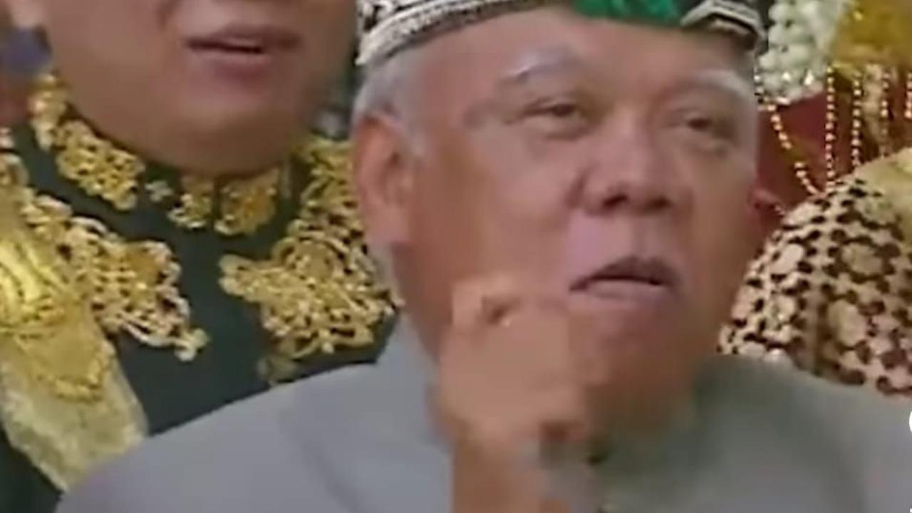 Kelakuan lucu Pak Bas tak cuma di situ. Ketika kamera menyorot wajahnya, menteri serba bisa ini bergaya layaknya drummer. Berbeda dengan Erick yang melambaikan tangan sambil tersenyum.