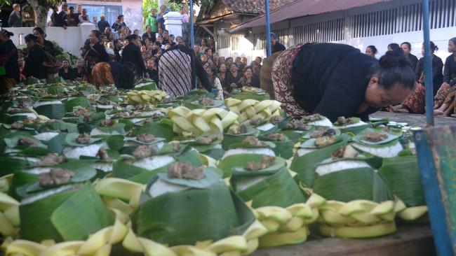 Kaum perempuan atau mempersiapkan ambengan atau makanan khas ritual, untuk disajikan ke seluruh anak putu. (Liputan6.com/Muhamad Ridlo)