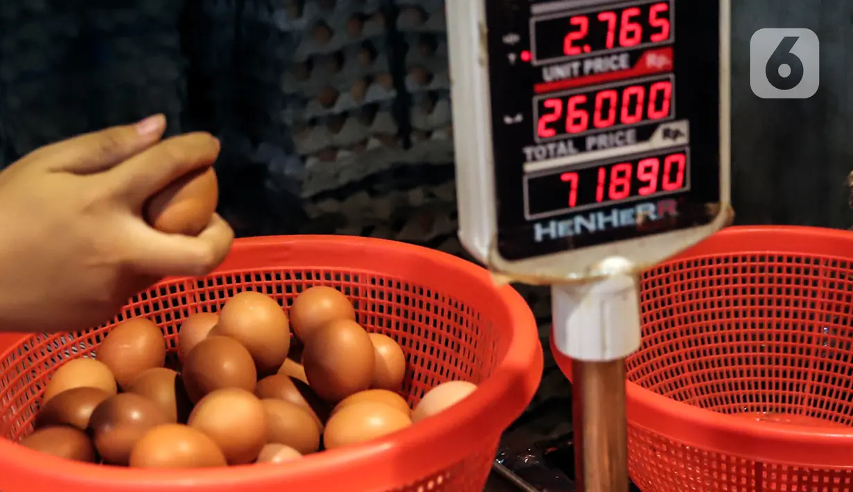 Penjual menimbang telur ayam ras yang dijual di Pasar Kebayoran Lama, Jakarta, Minggu (5/3/2023). Dinas Ketahanan Pangan, Kelautan, dan Pertanian (DKPKP) DKI Jakarta menyampaikan bahwa terdapat peningkatan permintaan kebutuhan pangan masyarakat jelang Ramadan 2023. (Liputan6.com/Johan Tallo)