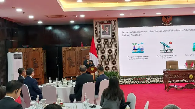 Menteri Energi dan Sumber Daya Mineral (ESDM) Bahlil Lahadalia resmi menandatangani Nota Kesepahaman (MoU) bersama pemerintah Singapura terkait ekspor listrik. (Foto: Liputan6.com/Arief R)