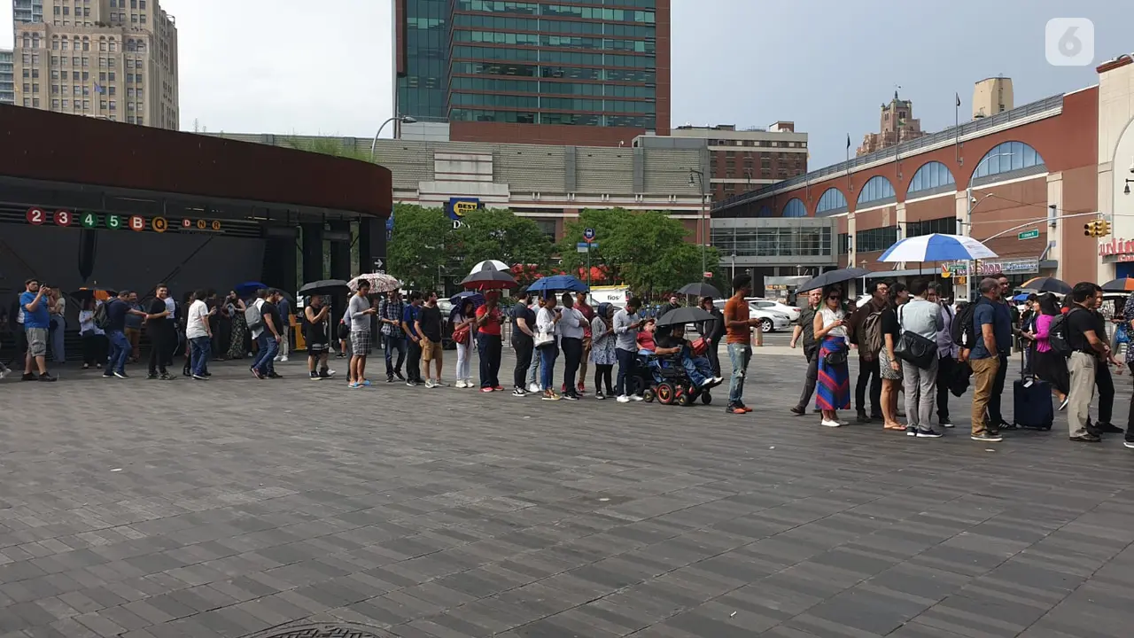 Suasana antrean peluncuran Galaxy Note 10 dan Galaxy Note 10 Plus di Barclays Center, Brooklyn, New York, Amerika Serikat
