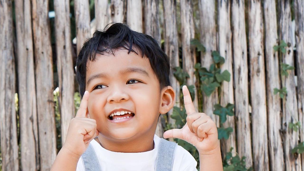 Ingatlah bahwa setiap anak memiliki potensi uniknya sendiri, dan bukan selalu prestasi akademis yang menentukan kecerdasan mereka. Dengan memberikan dukungan yang tepat, kita dapat membantu anak-anak kita tumbuh menjadi individu yang cerdas, kreatif, dan 
