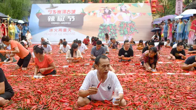 Potret Keseruan Lomba Makan Cabai di China