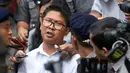 Wartawan Reuters Wa Lone berbicara kepada awak media di luar pengadilan distrik Yangon, Senin (3/9). Pengadilan Myanmar memvonis dua jurnalis Reuters 7 tahun penjara karena kepemilikan ilegal atas dokumen-dokumen resmi pemerintah negara itu (AP/Thein Zaw)