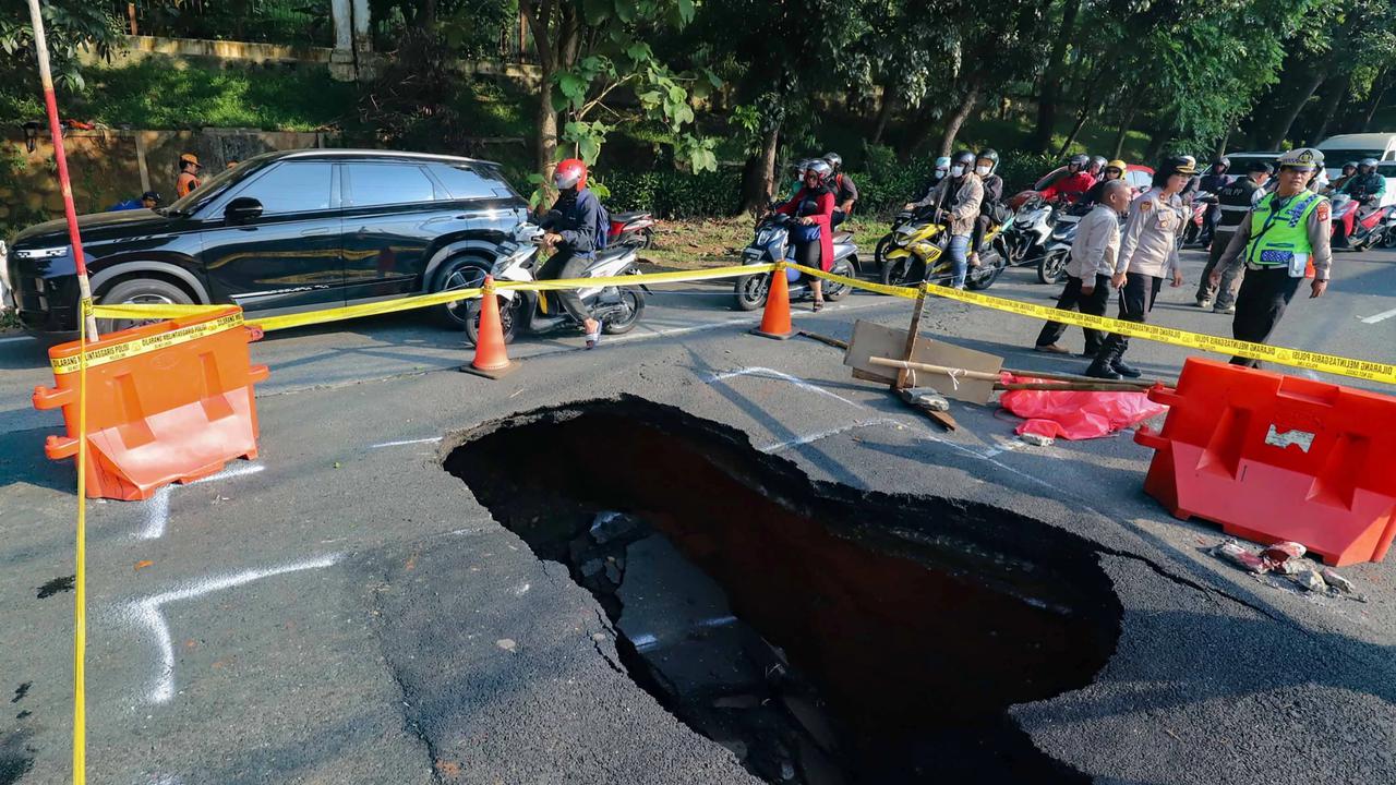 FOTO: Jalan Amblas Lenteng Agung Picu  Kemacetan  Lalu Lintas