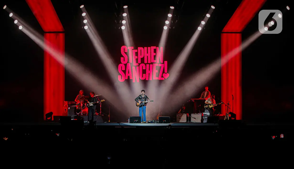 Dalam penampilan Stephen Sanchez membawakan lagu hits nya seperti Until I Found You, Only Girl, Evangeline. (Liputan6.com/Faizal Fanani)
