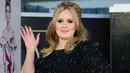 Penyanyi Adele terlihat tua   karena dandanannya. Banyak yang   menyangka umur Adele sudah   berkepala 3. (AFP PHOTO/FREDERIC J. BROWN)