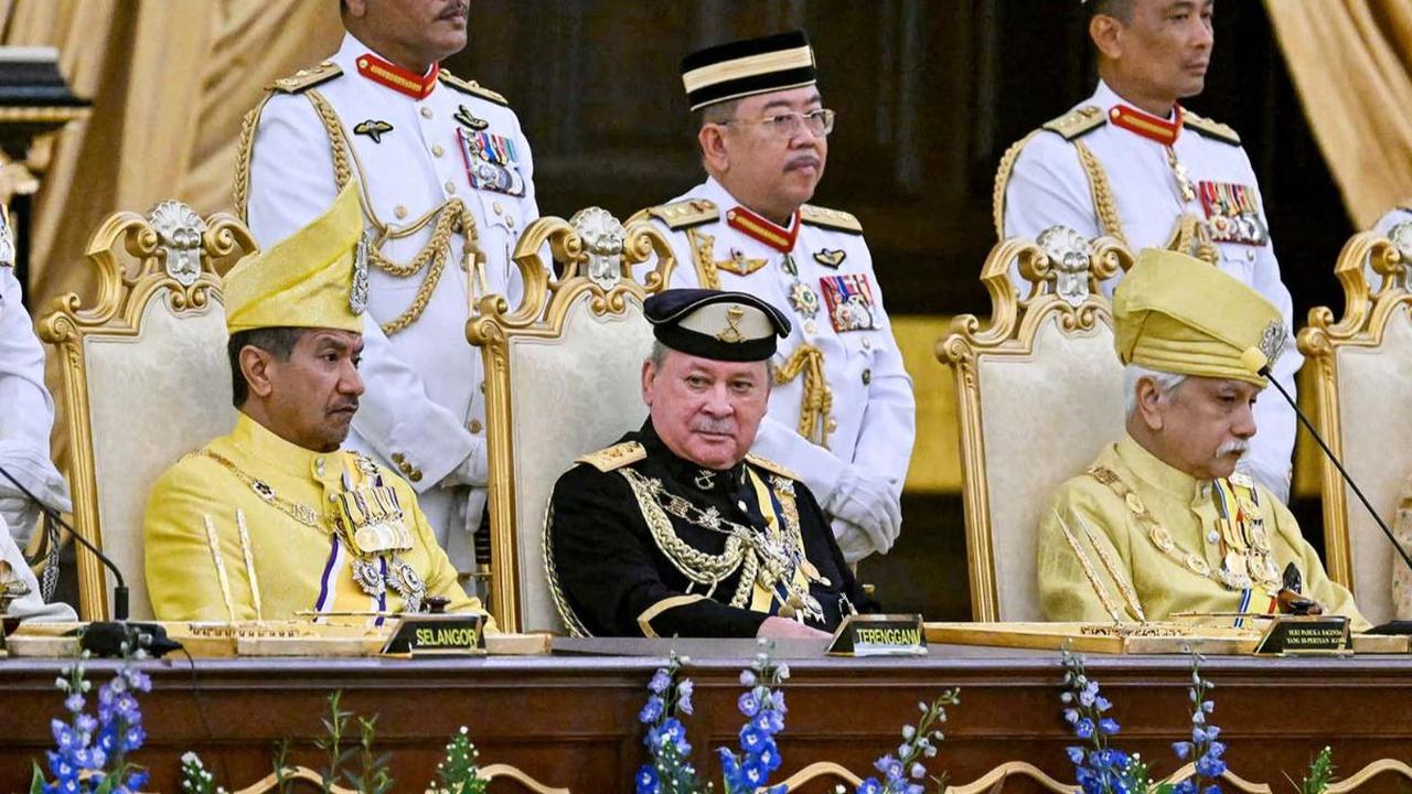 Penguasa Johor Sultan Ibrahim Iskandar resmi naik tahta menjadi raja baru Malaysia.&nbsp;Pria berusia 65 tahun dinobatkan sebagai Yang di-Pertuan Agong di National Palace, Kuala Lumpur, Malaysia, pada Rabu (31/1/2024). Foto: REUTERS/Pool&nbsp;
