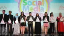 Sejumlah perwakilan perusahaan penerima penghargaan Social Media Award 2015 berpose bersama usai menerima penghargaan di Jakarta, Kamis (22/10). Penghargaan didasarkan hasil riset dua lembaga, Media Wave dan Survey One. (Liputan6.com/Helmi Fithriansyah)