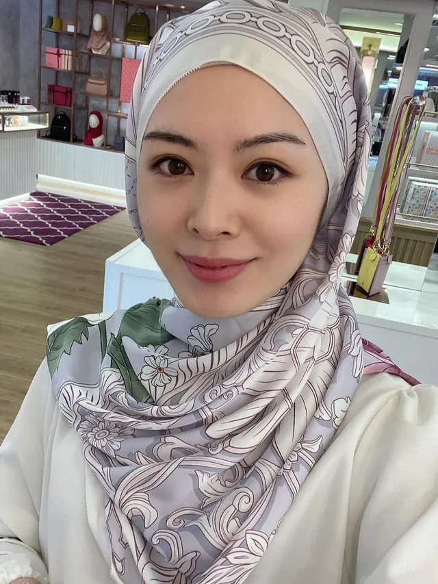 Sempat Dikira Lepas Hijab, Ini 7 Potret Terbaru Ayana Moon yang Tampil Syari