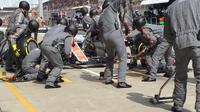 Pebalap Manor Racing, Rio Haryanto, melakukan pit stop pada balapan F1 GP China, 17 April 2016. (Bola.com/Twitter/Manor Racing)