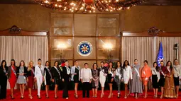 Para kontestan Miss Universe 2016 foto bersama dengan Presiden Filipina, Rodrigo Duterte di Istana Presiden Manila, Filipina (23/1). (AFP Photo/Ted Aljibe)