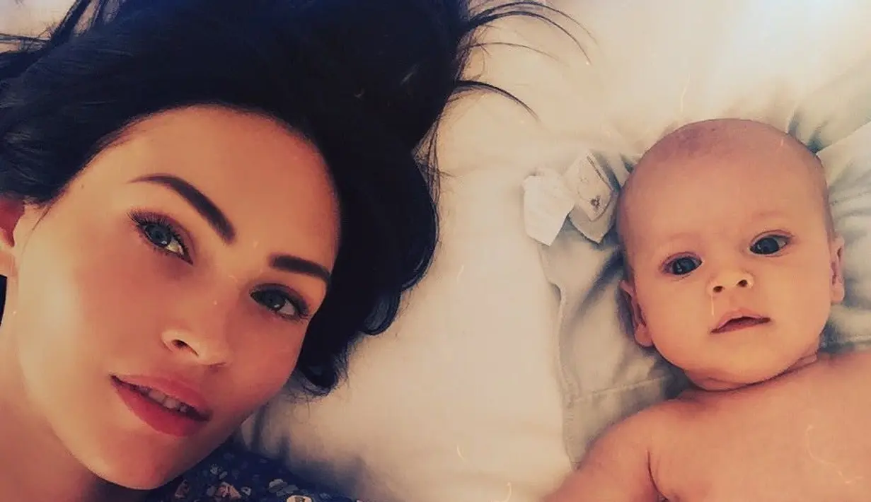 Megan Fox saat bersama sang anak. Megan Fox, benar-benar hot mama! (instagram/the_native_tiger)
