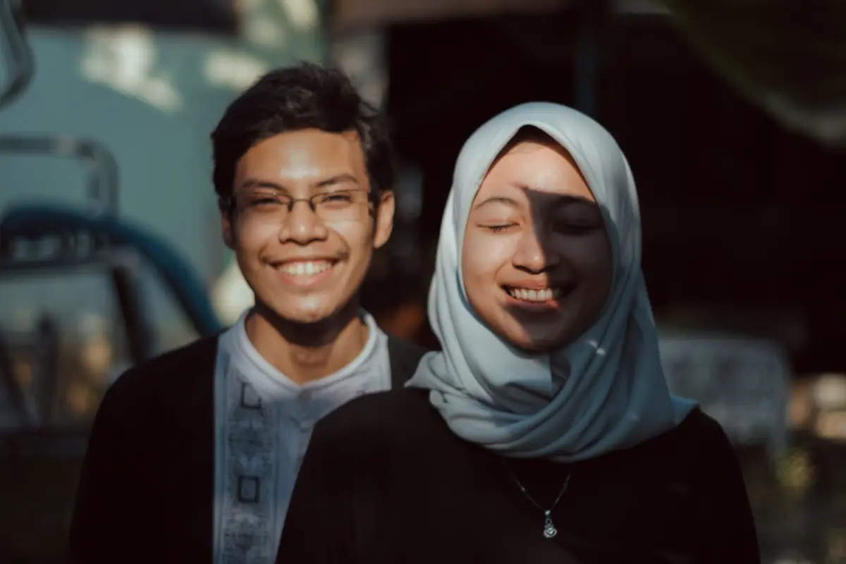 Trik Berikan Baju Muslim Pria agar Pasanganmu Bisa Tampil Penuh Gaya