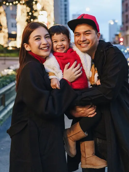 Melalaui akun Instagram, ia membagikan momen seru liburannya. Senyum bahagia begitu terpancar dari keluarga kecil Chelsea Olivia. Saat mengunjungi San Francisco, ketiganya kompak mengenakan baju senada. (Liputan6.com/IG/@chelseaoliviaa)