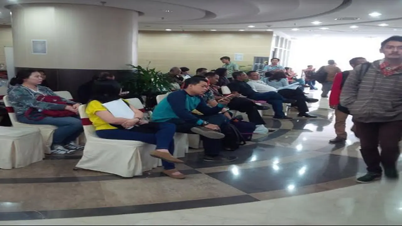 Para wajib pajak mendatangi kantor pelayanan pajak wajib pajak besar IV di gedung Sudirman sejak pukul 04.00 WIB.