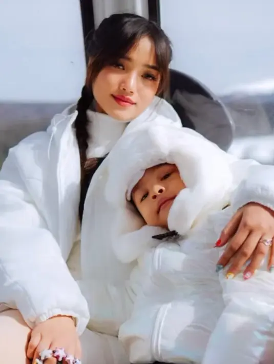 Kali ini, keduanya kompakan tampil dengan jaket padding warna putih dan turtleneck top warna senada. [@fuji_an]