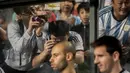 Beberapa fans mengambil gambar striker Argentina, Lionel Messi sebelum dimulainya laga persahabatan internasional antara Timnas Argentina menghadapi Hong Kong di Hong Kong Stadium, Hong Kong (14/10/2014). (AFP/Anthony Wallace)