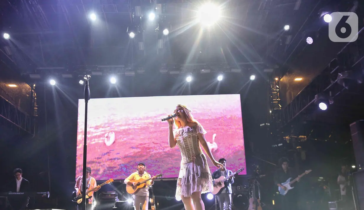 Lagu-lagu Nadin Amizah sukses menggetarkan hati pengunjung KapanLagi Buka Bareng BRI Festival 2025. (Liputan6.com/Angga Yuniar)