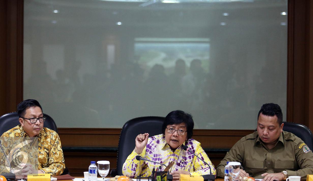 Menteri LHK Siti Nurbaya (tengah) memberikan keterangan pers di Jakarta, Selasa (6/9). Penyanderaan terjadi saat polisi hutan dan penyidik dari Balai Penegakan Hukum KLH sedang menyegel dan mengumpulkan barbuk kebakaran hutan. (Liputan6.com/Johan Tallo)