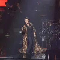 Konser dari penyanyi senior Vina Panduwinata kembali digelar untuk yang ke sekian kali. Meski sudah pernah ada sebelumnya, namun konser ini tetap berlangsung meriah dan mendapat tanggapan positif dari masyarakat. (Nurwahyunan/Bintang.com)