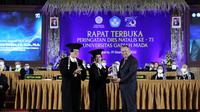 Universitas Gadjah Mada (UGM) memberikan Anugerah Hamengku Buwono IX tahun 2022 kepada Gubernur Bank Indonesia, Perry Warjiyo. (Dok BI)
